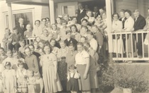 JUHLAA. ÄITIENPÄIVÄKUVA PAJULAHDEN KOULUN PORTAILTA YLI 50 VUOTTA SITTEN.
(MATTI UKKONEN)  