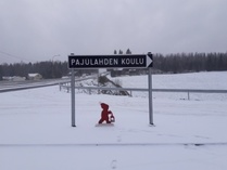 Pajulahden koulun opasteiden mukaan käännytään Kt 75:lta Saarikyläntielle.