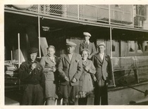 KUVA VUODELTA 1943. PIEKSÄNKOSKI LAIVA, JOKA SEILASI MYÖS PAJULAHTEEN. LAIVALAITURI SIJAITSI ENTISELLÄ TUKKIEN PUDOTUSPAIKALLA. LIIKENNE OLI PÄIVITTÄISTÄ. LAIVA SAAPUI ILLALLA JA LÄHTI KOHTI KUOPIOTA AAMUVARHAIN (YÖPYI PAJULAHDESSA).
(AINO JÄÄSKELÄINEN)