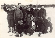 VUODELTA ~1950. KANSAKOULUN 1-3 LUOKKA. KOULU SIJAITSI SILLOIN TOIVASEN PAULIN OMISTUKSESSA OLLEELLA ”LAIVAMÖKILLÄ”, ENTISEN PUOTTOLAITURIN YLÄPUOLELLA.
(MAUNO SAVOLAINEN)