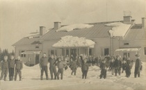 VUODELTA ~1958. PAJULAHDEN KOULUN VÄKEÄ "VÄLITUNNILLA"
(MATTI UKKONEN)
