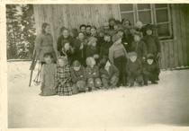 KANSAKOULUN 4-7 YLÄLUOKKA VUODELTA 1953. KOULUA KÄYTIIN TUOLLOIN KORTTEISENMÄELLÄ LAURI LILJAN TALOSSA. KOULU TOIMI SIELLÄ 15-VUOTTA. TÄMÄN JÄLKEEN RAKENNETTIIN NYKYISELLE PAIKALLE UUSI KOULU. KOULU PALOI KUITENKIN SALAMAN ISKUSTA VUONNA ???? (kuka tietää) KESÄLLÄ. KOULU RAKENNETTIIN UUDELLEEN SAMALLE KIVIJALALLE, ENTISILLÄ PIIRUSTUKSILLA. (MAUNO SAVOLAINEN)