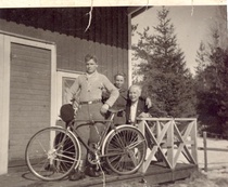 KUVA VUODELTA 1943. KIOSKI JOKA SIJAITSI VANHAN NILSIÄNTIEN VARRESSA, PAJULAHDEN POHJUKASSA.
(AINO JÄÄSKELÄINEN)
